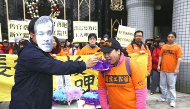 國道收費員數度對葉匡時抗議。