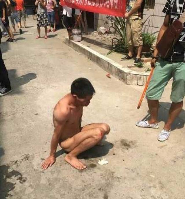 變態虐狗男子被扒光當街示眾.