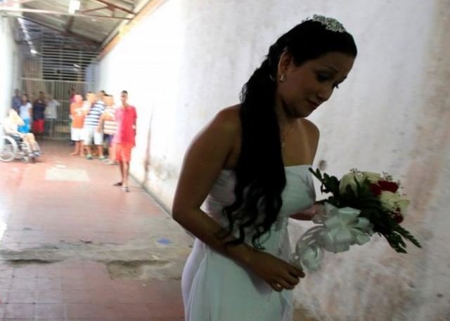 婚禮後的新娘.沒有喜悅.只能獨自黯然離開監獄.