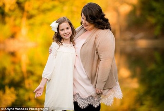 嘉納和女兒。翻攝自臉書。