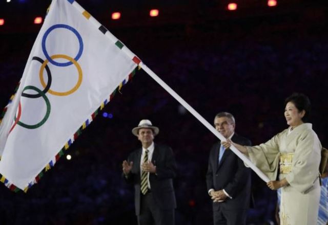日本街下奧運會旗.（翻攝路透社）