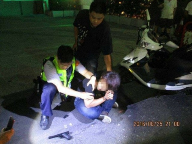 黃男怒嗆要找媽媽、議員、記者。（翻攝畫面）