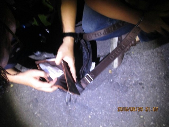 黃男的皮包內藏毒品安非他命。（翻攝畫面）