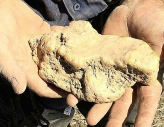 礦工說，當時以為這塊「物品」只是垃圾(翻攝鏡報)