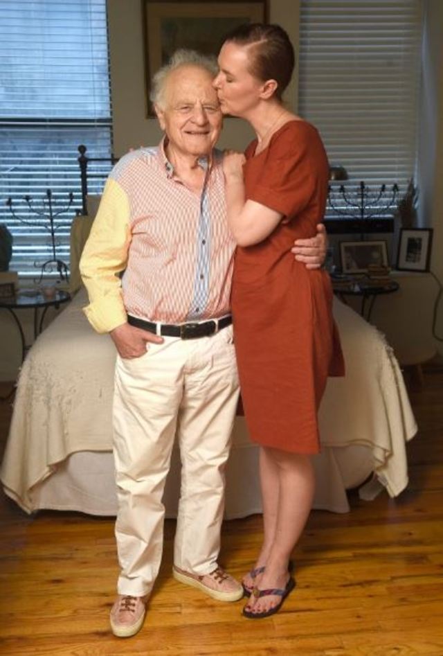 差了半世紀的年齡.加斐身高比女友矮一個頭.