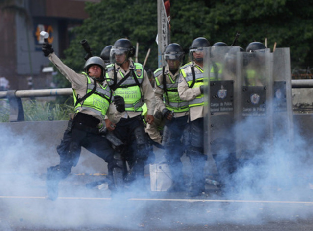 鎮暴警察發射催淚瓦斯。　美聯社