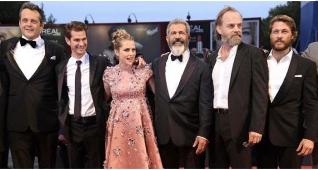 梅爾吉勃遜執導.雨果威文和路克布萊希聯袂出席威尼斯影展觀摩片《鋼鐵英雄》首映會.