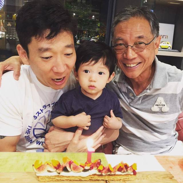 前天(周日)MAX生日，全家人一起替他慶生。翻攝自臉書。