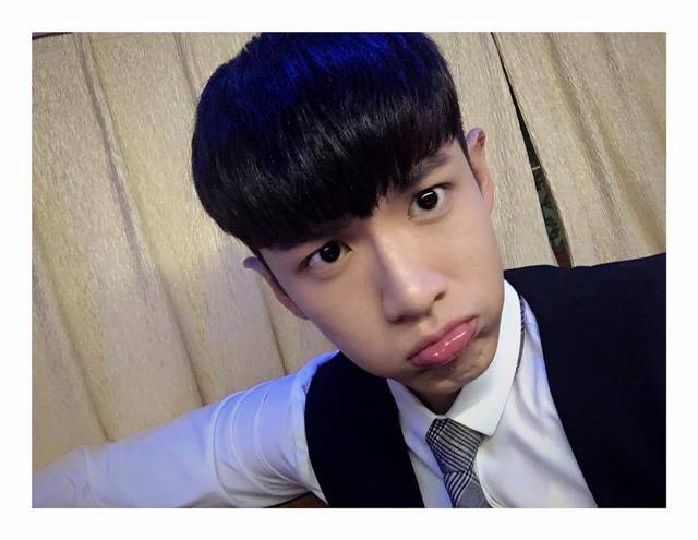 柯震東臉書po出的自拍照，膚質非常的好。翻攝自臉書