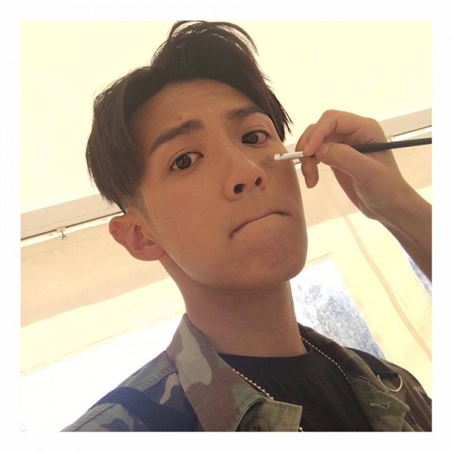 柯震東的自拍照，年紀看起來比25歲還要小。翻攝自臉書。