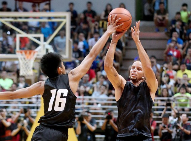 小球員賞柯瑞一記火鍋。