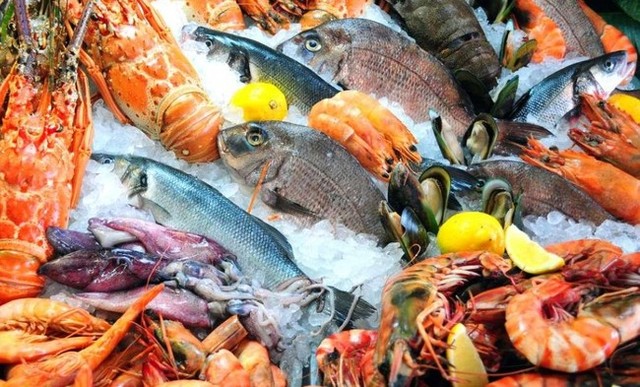 男子喜歡一口咬下不同的海鮮