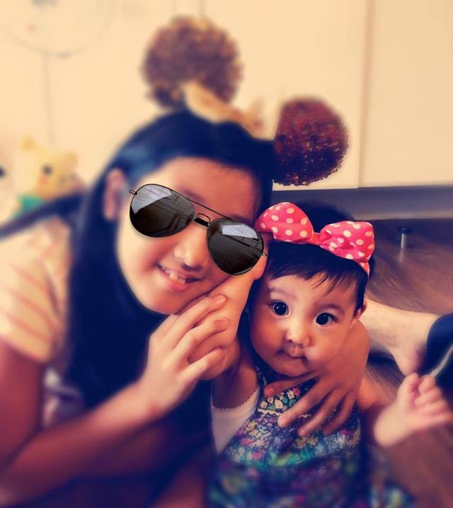 梧桐妹十分疼愛同母異父的妹妹咘咘。翻攝自臉書。