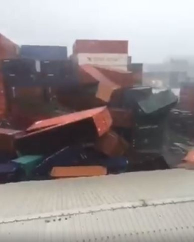 位於高雄市的貨櫃堆放區因為強風來襲，許多貨櫃直接被吹翻，現場宛如山崩。（圖擷取自臉書社團「爆料公社」）