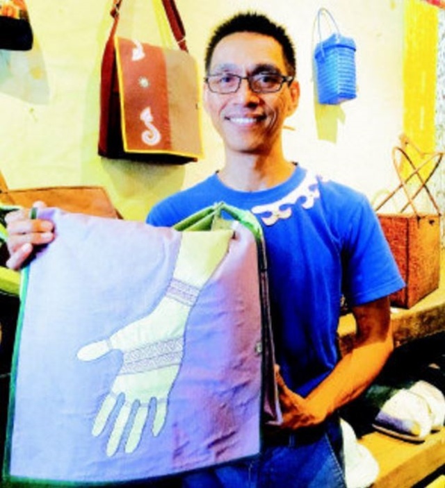 彭玉梅的孫子彭春林是魯凱族第一位男織工(翻攝世界黃頁網)