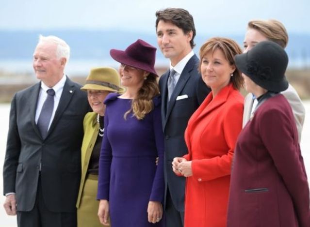 加國總理杜魯多（左四）和妻子格雷瓜爾（左三）等人到場迎接.