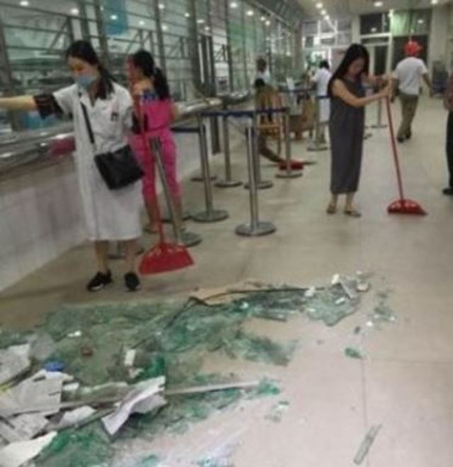 附近醫院震破的玻璃（翻攝騰訊網）