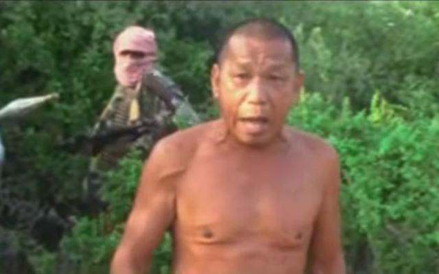 輪機長沈瑞章被綁票第2年，透過影片向政府喊話求援。翻攝畫面。