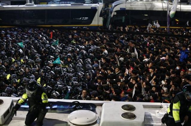 首爾示威抗議的群眾（翻攝歐新社）