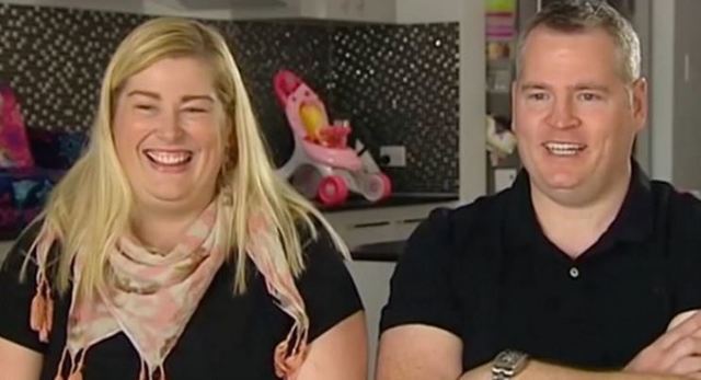 雙胞胎父母（翻攝澳洲yahoo新聞）