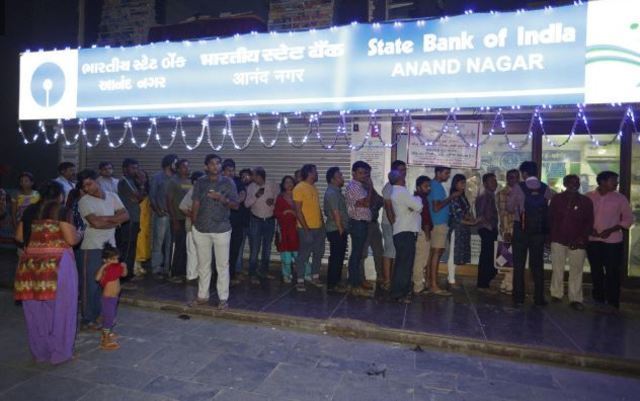 民眾排隊換鈔。(美聯社)