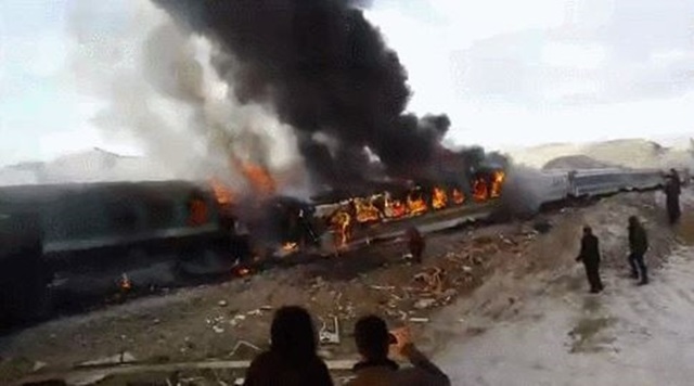 行駛中火車撞上停靠月台的火車接著起火燃燒。