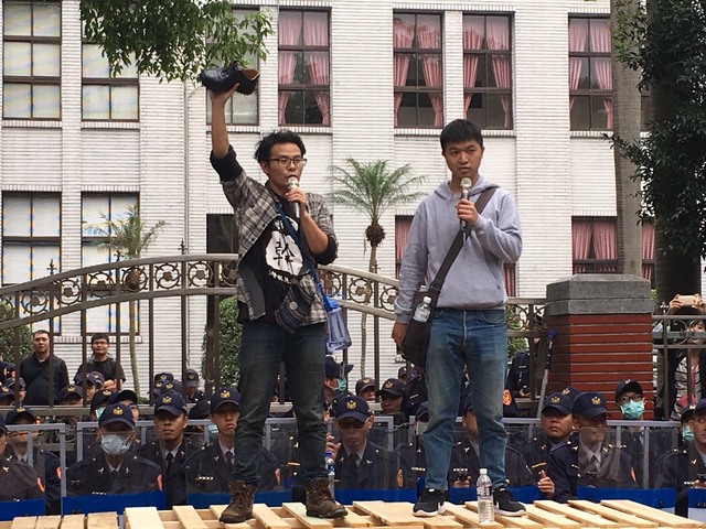 勞團混亂中疑似扯下柯建銘的鞋子.