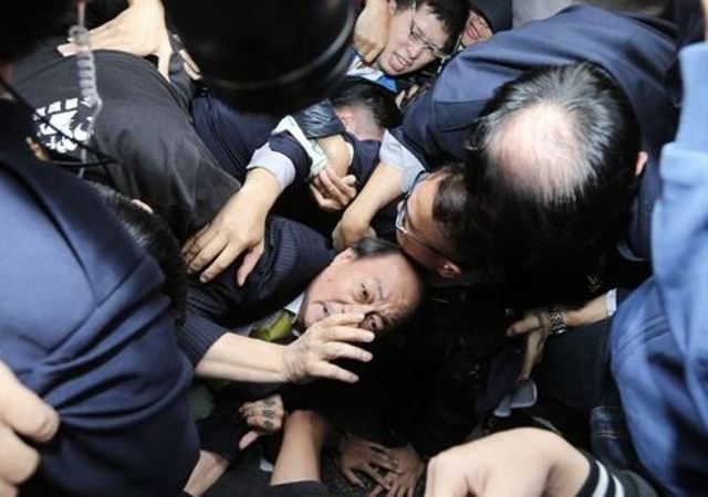 柯建銘遭民眾推打倒地.（翻攝中央社）