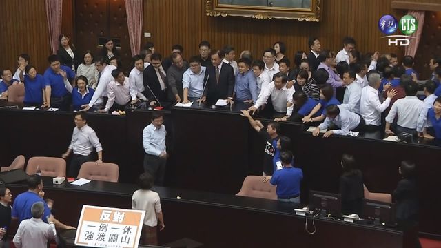 立院今晚二讀通過勞基法修正案.勞工7天假遭砍.