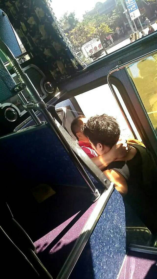 邱男遭司機架住脖子攻擊，抓傷脖子。(民眾提供)