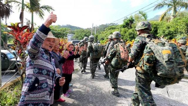 居民夾道歡迎鼓勵海軍陸戰隊員。翻攝自臉書。