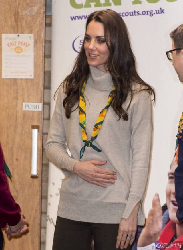 凱特王妃日前出席活動時，頻頻以手護肚。（翻攝自微博）