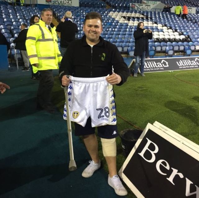 Debbie展示他得到的球褲.