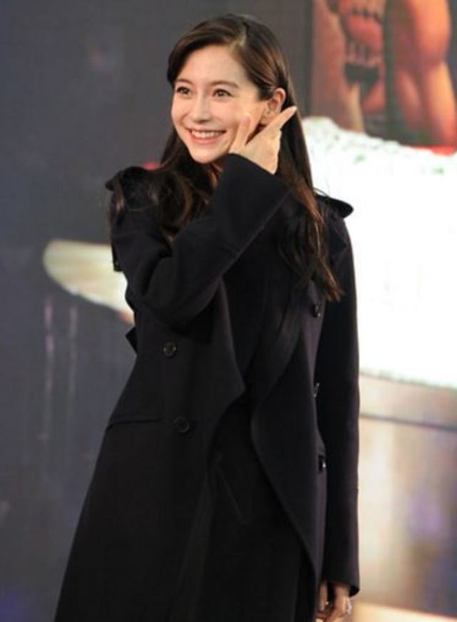 看不出挺著8個月孕肚.