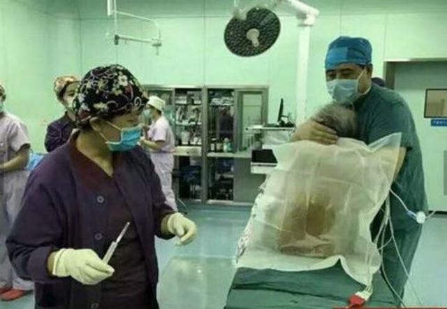 全程抱著完成手術