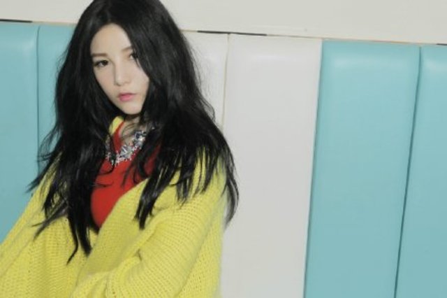 本兮年僅22歲常在網路直播。翻攝微博。