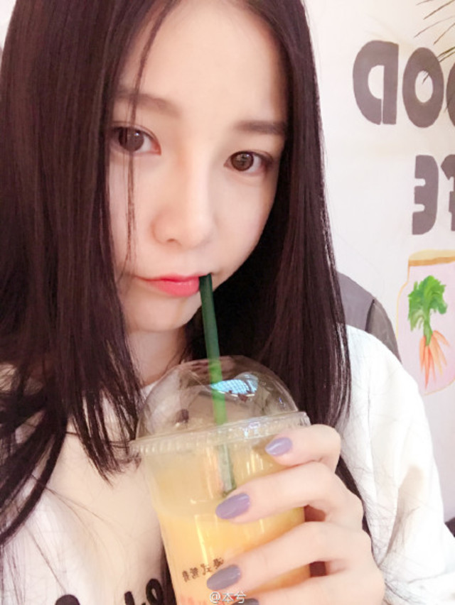 本兮年僅22歲，已擁有許多網路粉絲。翻攝微博。