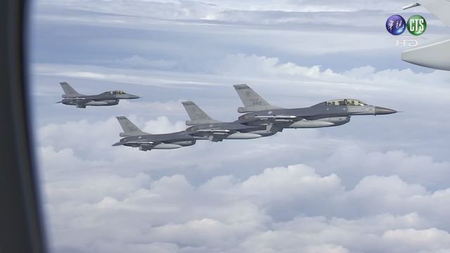 蔡總統此行.空軍派遣4架F-16及2架IDF戰機執行「英捷專案」護航任務.