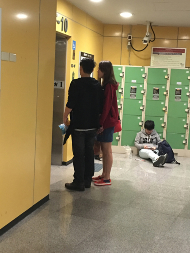 海倫清桃扯謊被戳破前一天，被壹週刊拍到，和小鮮肉十指緊扣約會逛小巨蛋。翻攝自壹週刊。