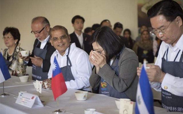 總統親自體驗杯測程序.