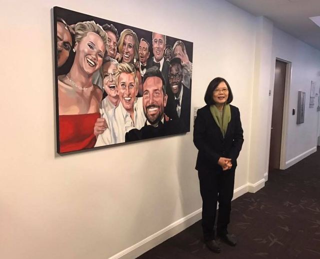蔡總統與「奧斯卡 史上最大咖自拍照」畫像合影