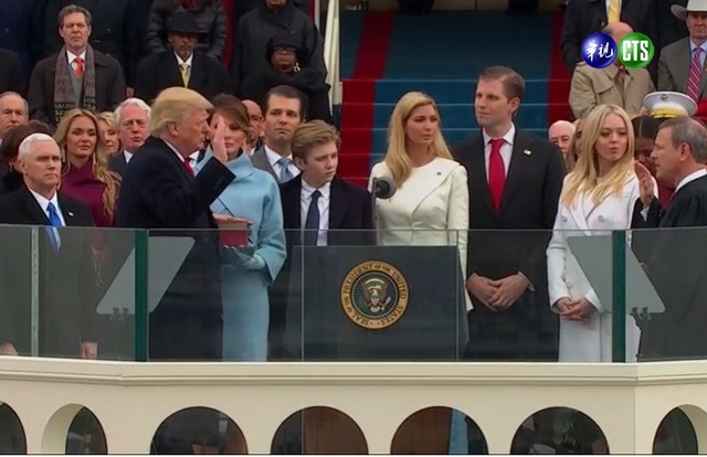 川普宣誓就職