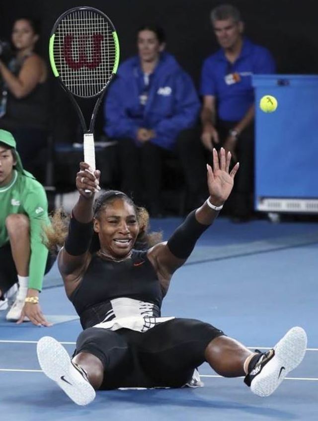 贏球後.興奮的坐在地上歡呼.