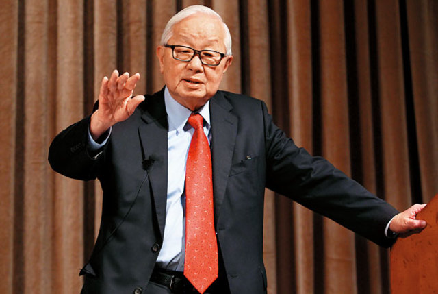 台積電董座張忠謀傳出受傷一事，引發股民恐慌。翻攝自臉書。