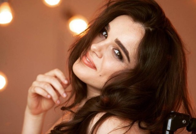 雅莉珊卓面對鏡頭相當有自信