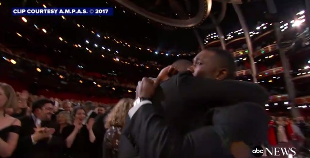 《月光》團隊得知得獎，台下互擁，觀眾也起立鼓掌。(翻攝abc News)