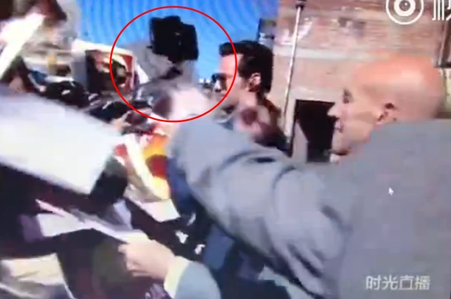 派屈克史都華示意保鑣自拍杆