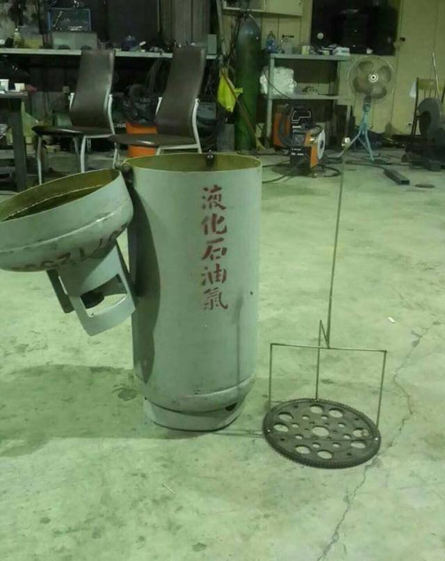 原來是在烤桶仔雞！(翻攝爆料公社)