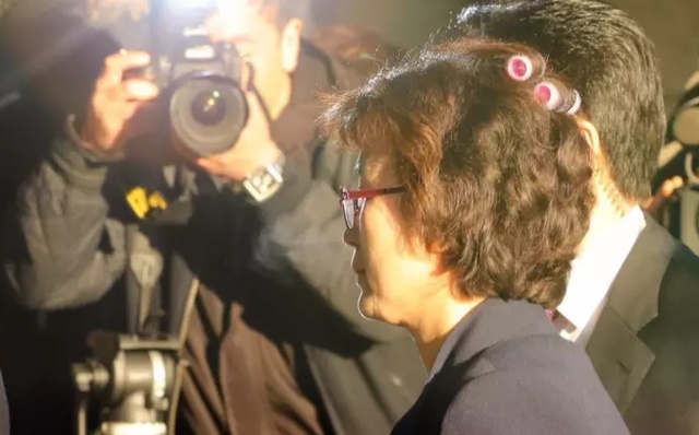 憲法法院代理首席法官李貞美緊張到粉紅髮捲忘記拔掉。翻攝畫面。