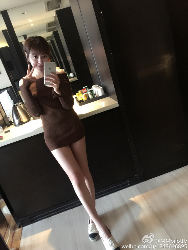 女機師露出一雙長腿